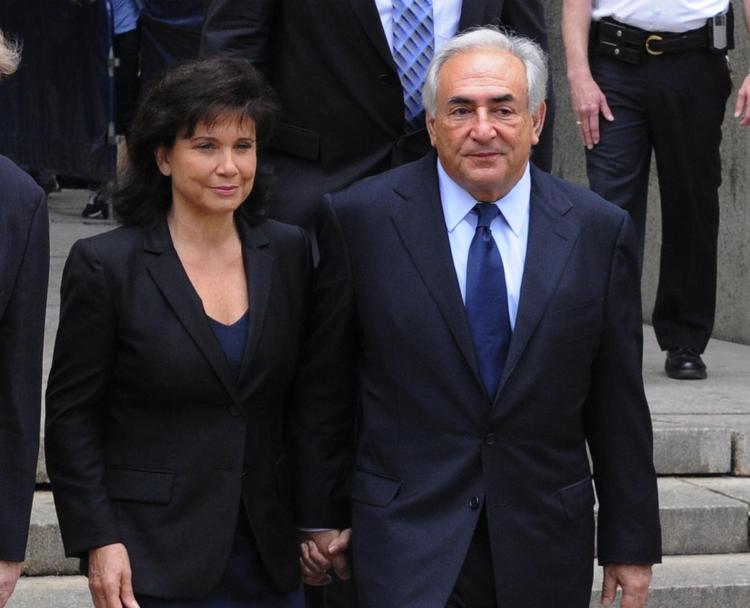 sexsag. Mistanken om sexovergreb vil klæbe til franske Dominique Strauss-kahn længe endnu - også selv om en dommer senere i dag ventes at lade tiltalen mod ham falde. Her ses han sammenmed sin kone, Anne Sinclair. 