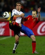 kritik. Philipp Lahm (tv) vristede anførerbindet fra Michael Ballack og spillede et flot VM sidste år. Nu er tyskeren ude med riven efter tidligere trænere. 