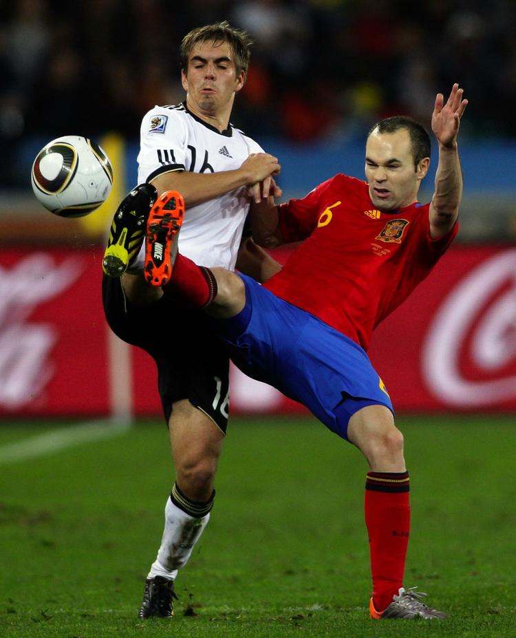 kritik. Philipp Lahm (tv) vristede anførerbindet fra Michael Ballack og spillede et flot VM sidste år. Nu er tyskeren ude med riven efter tidligere trænere. 