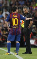 clasico. Lionel Messi (tv) roser den fyrede Real Madrid-træner, José Mourinho (th), som ellers har haft mange kontroverser med Barcelona. 
