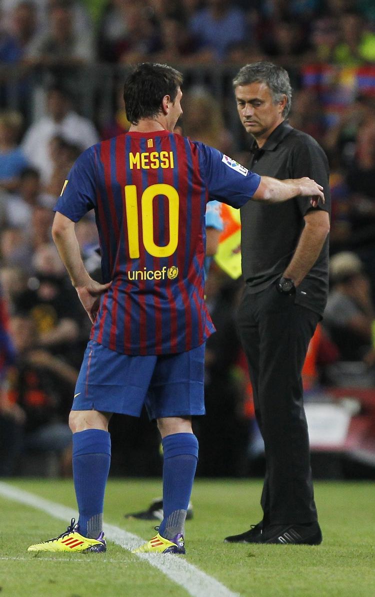 clasico. Lionel Messi (tv) roser den fyrede Real Madrid-træner, José Mourinho (th), som ellers har haft mange kontroverser med Barcelona. 