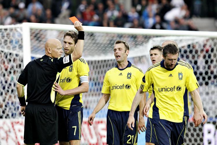 rødt. Mikael Nilsson var helt klar over, at han var gået over stregen, da han skubbede til dommeren under Brøndbys kamp mod AGF. 
