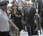 punktum. Dominique Strauss- Kahn og hans kone Anne Sinclair ankommer til retten i New York forud for dommerens beslutning om at droppe straffesagen. 
