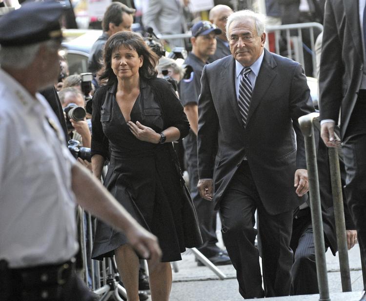 punktum. Dominique Strauss- Kahn og hans kone Anne Sinclair ankommer til retten i New York forud for dommerens beslutning om at droppe straffesagen. 