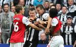sigtet. Joey Barton (nummer to fra venstre) forsøger at komme frem til Gervinho (th), som til gengæld når at lange en flad lussing ud til den hidsige Newcastle-spiller. Derefter endte det med et massesammenstød mellem spillerne. 