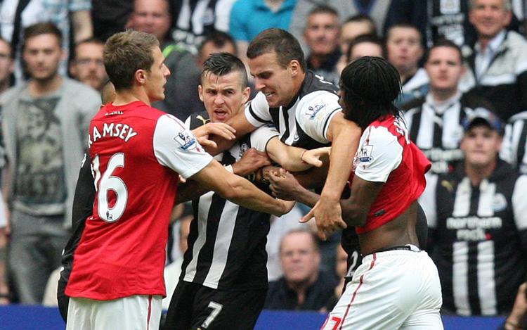 sigtet. Joey Barton (nummer to fra venstre) forsøger at komme frem til Gervinho (th), som til gengæld når at lange en flad lussing ud til den hidsige Newcastle-spiller. Derefter endte det med et massesammenstød mellem spillerne. 