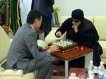 bekendte. Her spiller Moamar Gaddafi (th.) og russeren Kirsan Ilyumzhinov skak sammen i Tripoli 12. juni 2011. Billedet stammer fra Ilyumzhinovs pressetjeneste. 