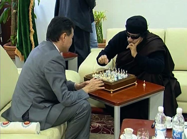 bekendte. Her spiller Moamar Gaddafi (th.) og russeren Kirsan Ilyumzhinov skak sammen i Tripoli 12. juni 2011. Billedet stammer fra Ilyumzhinovs pressetjeneste. 