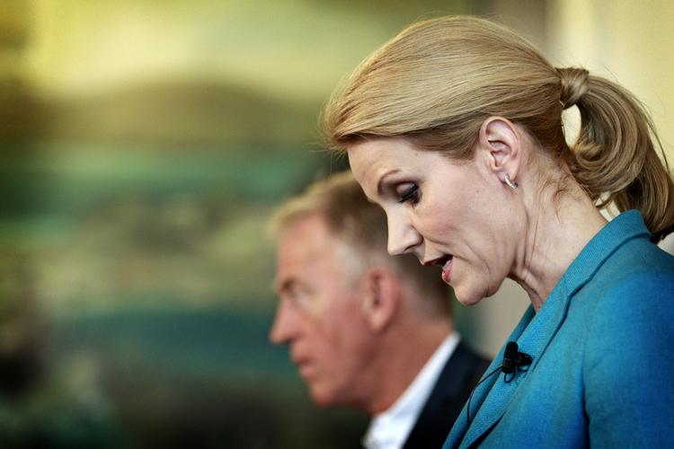 Kreditværdighed. Mens regeringen hævder, at den danske økonomi vil få tæsk af de internationale ratingbureauer, så afviser Standard &amp; Poor's, at det er tilfældet. 