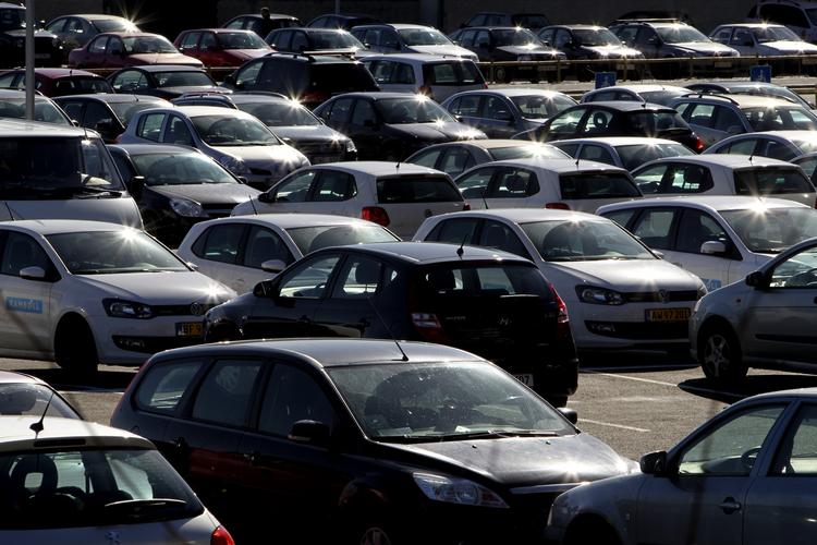 Dyrt. Bilerne skal væk fra Ørestads gader, mener politikerne. Det betyder højere parkeringspriser for borgerne. 