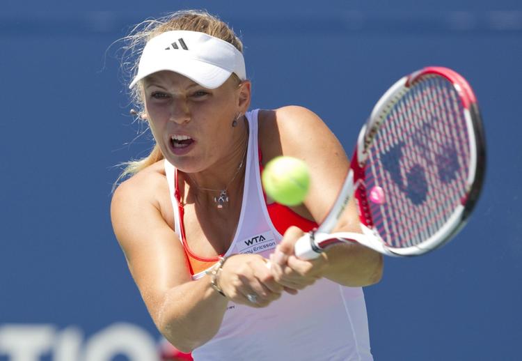 sikker. Efter to nederlag på samme uge, en masse privat tumult og et trænerskifte er Caroline Wozniacki nu tilbage på sejrsporet. 