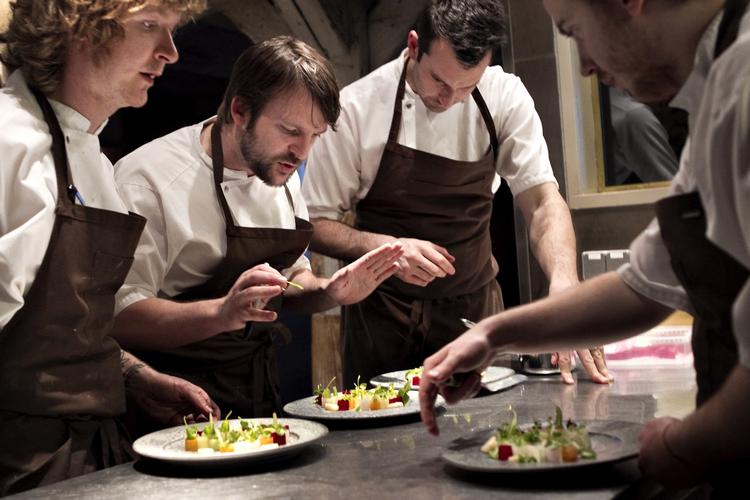Stjernekok. René Redzepi er blevet kendt som chefkokken på NoMa. Han er én af arrangørerne bag MAD Foodcamp. 
