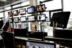 HD. Når nu danskerne alligevel skal til at betale for at se TV 2 fra nytår, virker det som et meget godt tidspunkt at præsentere kanalen i HD. Her er vi i kontrolrummet på Teglholmen i København. 