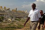 ambassadør. Det tidligere løbe- og længdespringsfænomen, Carl Lewis, bevæger sig nu i politik og er her på besøg som FN-ambassadør for FAO i jordskælvsramte Haiti i juni i år. 