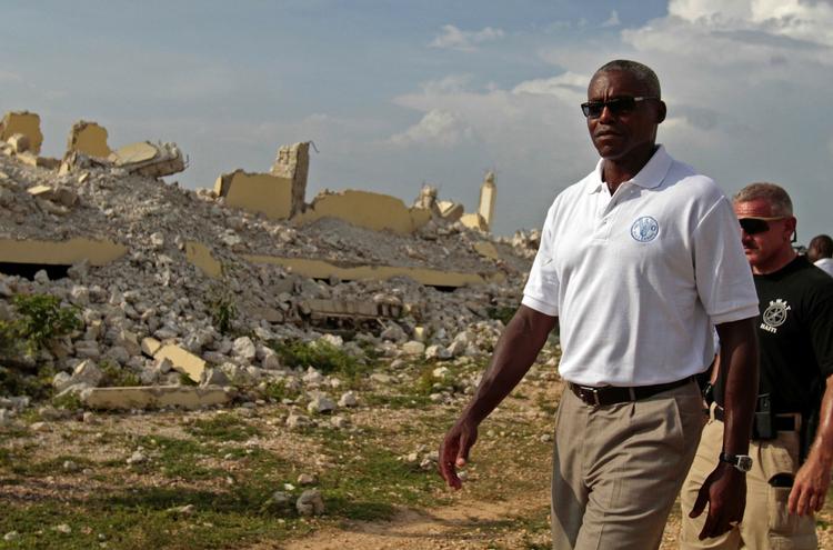 ambassadør. Det tidligere løbe- og længdespringsfænomen, Carl Lewis, bevæger sig nu i politik og er her på besøg som FN-ambassadør for FAO i jordskælvsramte Haiti i juni i år. 