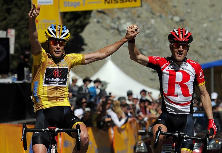 veteraner. Levi Leipheimer (th) fører her holdkammerat Chris Horner frem til triumf. Men i dag var det Leipheimer selv, der slog til. 