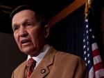 politik. Dennis Kucinich fra delstaten Ohio er uenig med flertallet af sine partikolleger i det demokratiske parti. 