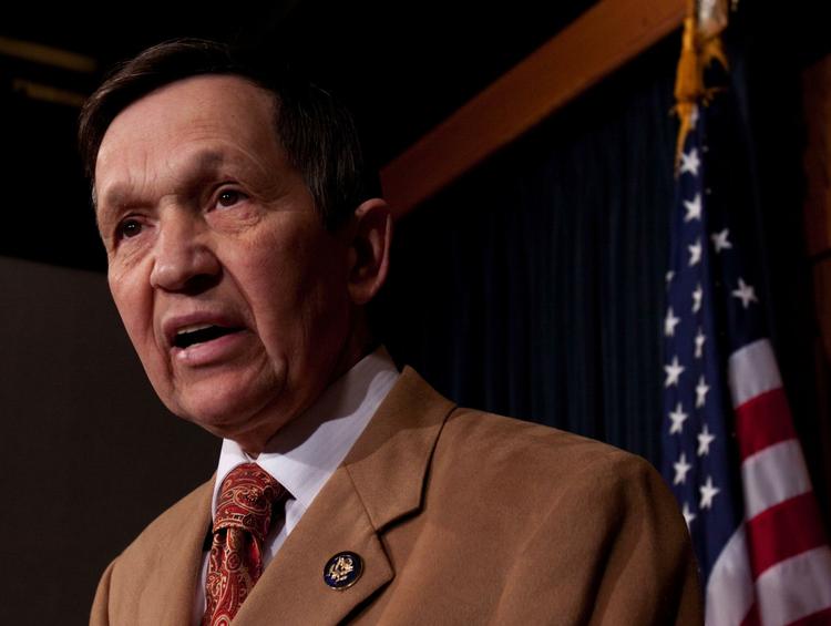 politik. Dennis Kucinich fra delstaten Ohio er uenig med flertallet af sine partikolleger i det demokratiske parti. 