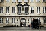 Sikkerhed. Flere vagter har udtalt sig anonymt om sikerhedsforholdene på Nationalmuseet. Oppositionen kræver at kulturministeren skrider til handling. 