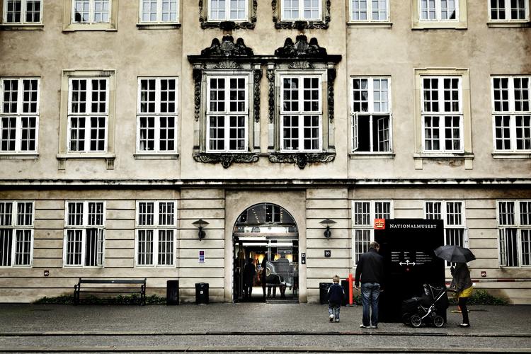 Sikkerhed. Flere vagter har udtalt sig anonymt om sikerhedsforholdene på Nationalmuseet. Oppositionen kræver at kulturministeren skrider til handling. 