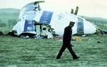 TERRORANGREB. Skotsk politibetjent ved en del af det itusprængte Pan Am-fly. Arkivfoto. 