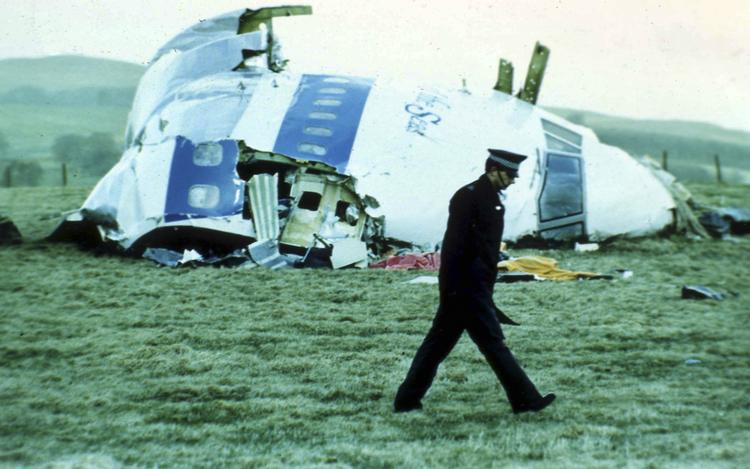 TERRORANGREB. Skotsk politibetjent ved en del af det itusprængte Pan Am-fly. Arkivfoto. 