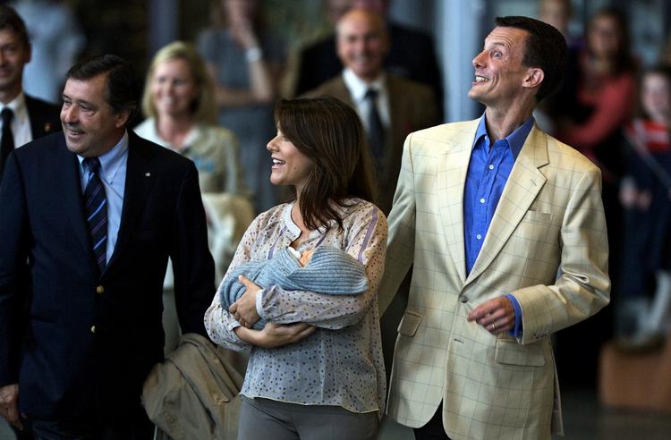 FAMILIEFORØGELSE. Prinsesse Marie og prins Joachim fotograferet på Rigshospitalet med deres førstefødte, prins Henrik. 