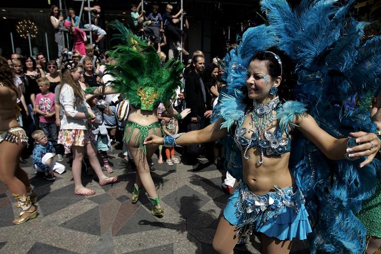 Niks. Under hensyntagen til sikkerhed på arbejdspladsen, blev det forbudt at afholde et karneval med "smarte dragter". Her er det dog Pinsekarneval på Strøget og i Fælledparken i København.(arkivfoto) 