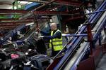 LØFTEHJÆLP. Ikke al bagage slæbes med håndkraft. Bagagemedarbejder Jan Kordt-Jørgensen benytter her en lille kran til at håndtere kufferterne. 