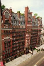 Æra. Chelsea Hotel, der blev bygget i 1883 og har været midlertidigt hjem eller kortere opholdssted for folk som Bob Dylan, Arthur Miller, Jack Kerouac, Dylan Thomas, Leonard Cohen, og Mark Twain, er blevet solgt. 