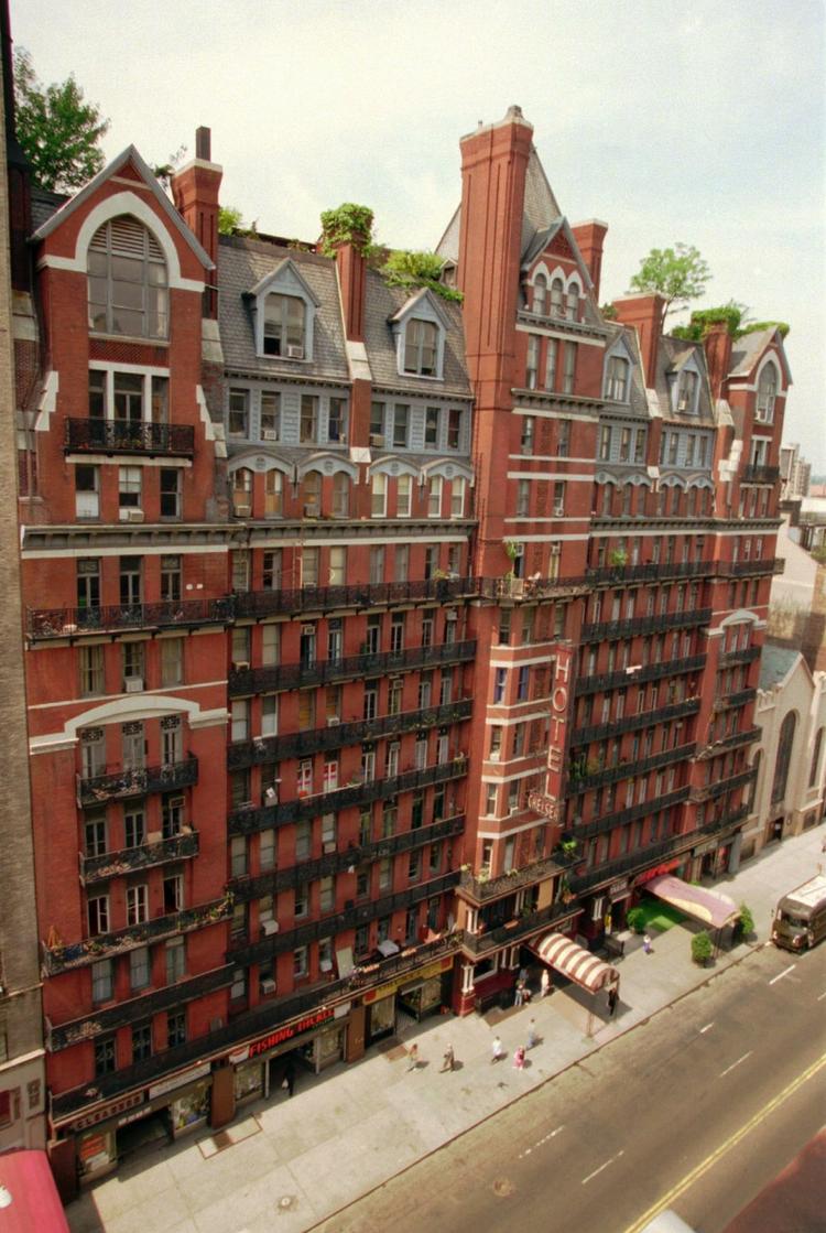 Æra. Chelsea Hotel, der blev bygget i 1883 og har været midlertidigt hjem eller kortere opholdssted for folk som Bob Dylan, Arthur Miller, Jack Kerouac, Dylan Thomas, Leonard Cohen, og Mark Twain, er blevet solgt. 