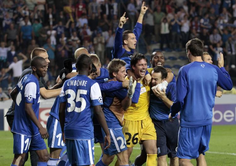 gruppeklar. Fire ud af fire scoringer i straffesparkskonkurrencen sendte Genk i Champions League-gruppespillet på bekostning af Maccabi Haifa, der brændte de første to straffespark. 