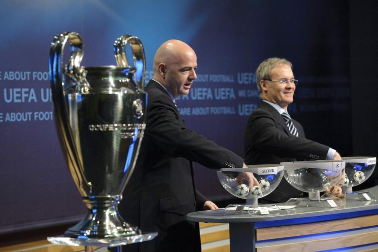 lodtrækning. FC København har fået en ekstraordinær chance for at være med i bowlen, når generalsekretær Gianni Infantino forestår lodtrækningen til gruppespillet i morgen. 