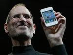 Exit. Steve Jobs trækker sig fra sin toppost som administrerende direktør for IT-giganten Apple på grund af sygdom. 