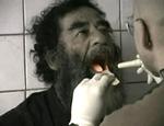 Fundet. Billeder af en ydmyget Saddam Hussein gik verden rundt, da man i 2003 fandt ham i en jordhule nær hans fødeby. Samme skæbne kan overgå Moamar Gaddafi i Libyen, spår amerikansk oberst. 