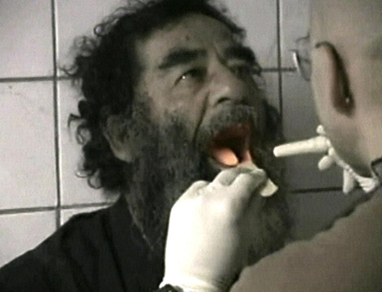 Fundet. Billeder af en ydmyget Saddam Hussein gik verden rundt, da man i 2003 fandt ham i en jordhule nær hans fødeby. Samme skæbne kan overgå Moamar Gaddafi i Libyen, spår amerikansk oberst. 