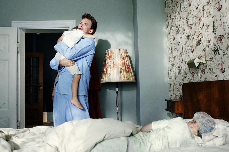 Afstand. Både Kjeld og Dirch væltede sig i bløde pigearme, men det er filmens pointe, at de i alt for høj grad var gift med deres metier, hinanden og  flasken til at kunne passe et normalt liv. 