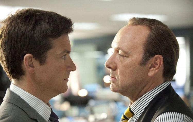 Okay boss!  Bateman og Spacey - en af filmens hængerøve over for en af de chefer, han gerne vil myrde. 