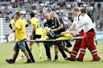 smertefuldt. Selv om Michael Krohn-Dehli slap uden brud i anklen, gjorde det ondt, da han blev hjulpet fra banen. 