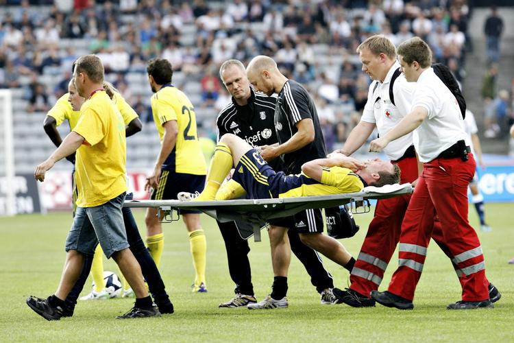 smertefuldt. Selv om Michael Krohn-Dehli slap uden brud i anklen, gjorde det ondt, da han blev hjulpet fra banen. 