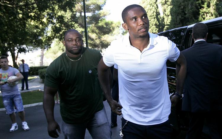 lukrativt. Samuel Eto'o ankommer til gårsdagens lægetjek, som han klarede sig igennem, i Anzhi Makhachkala. 