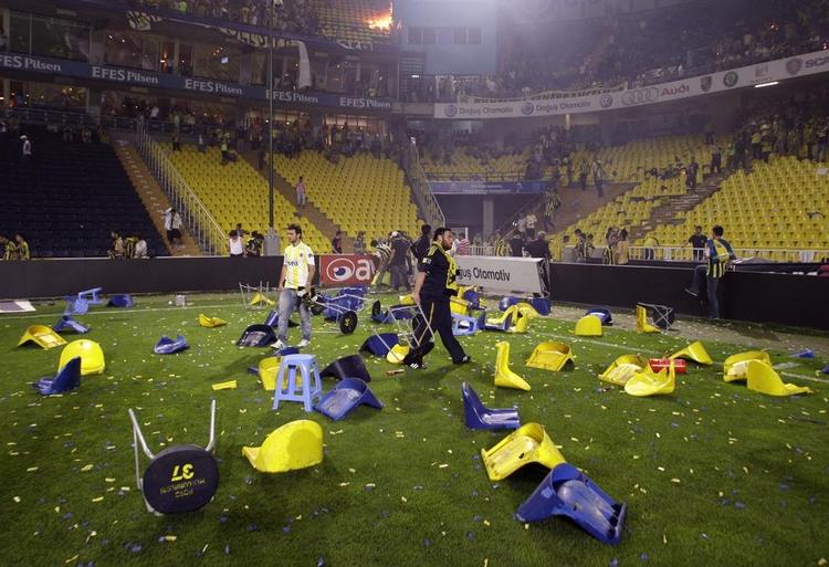 kaos. Tilskuerne reagerede med hærværk, da de to tyrkiske storklubber Fenerbahce og Trapzonspor sidste år afviklede den sidste kamp i ligaen. 