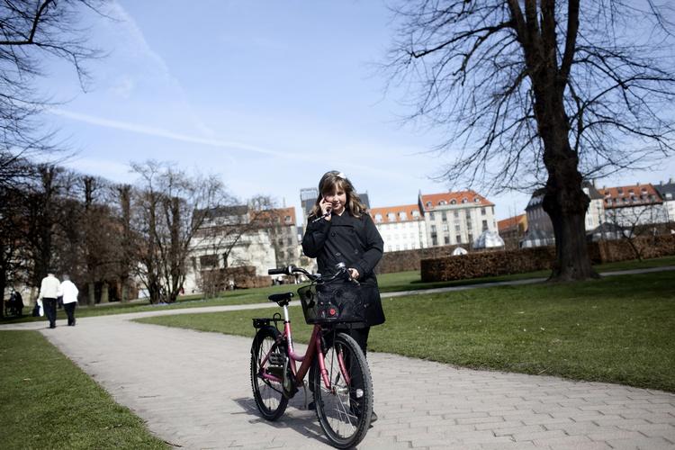 Gåtur. Fremover kan man bare stige af cyklen og trække den, hvis mobilen løber tør for batteri. 