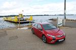 På el og benzin. Opel Ampera er tænkt til at køre på strøm fra sine batterier, men har en benzinmotor i reserve. Godt det samme – ellers skulle Lørdagsliv have holdt ved færgen til Orø i lang tid for at lade batterierne op til hjemturen. Foto: Allan Graubæk. 