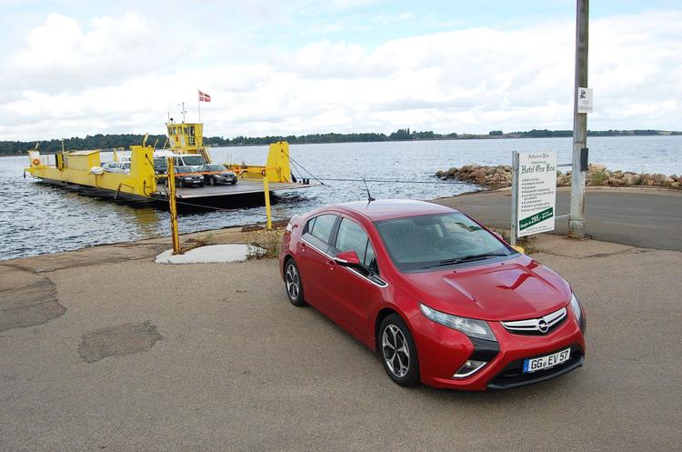 På el og benzin. Opel Ampera er tænkt til at køre på strøm fra sine batterier, men har en benzinmotor i reserve. Godt det samme – ellers skulle Lørdagsliv have holdt ved færgen til Orø i lang tid for at lade batterierne op til hjemturen. Foto: Allan Graubæk. 