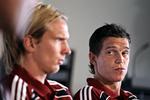 Christian Poulsen (til venstre) og udtagelse. Daniel Agger (til højre) kæmpede for et år siden om anførerbindet på landsholdet. Nu er anfører Poulsen sat af holdet, og Agger er ny anfører. 