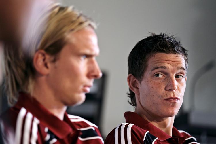Christian Poulsen (til venstre) og udtagelse. Daniel Agger (til højre) kæmpede for et år siden om anførerbindet på landsholdet. Nu er anfører Poulsen sat af holdet, og Agger er ny anfører. 