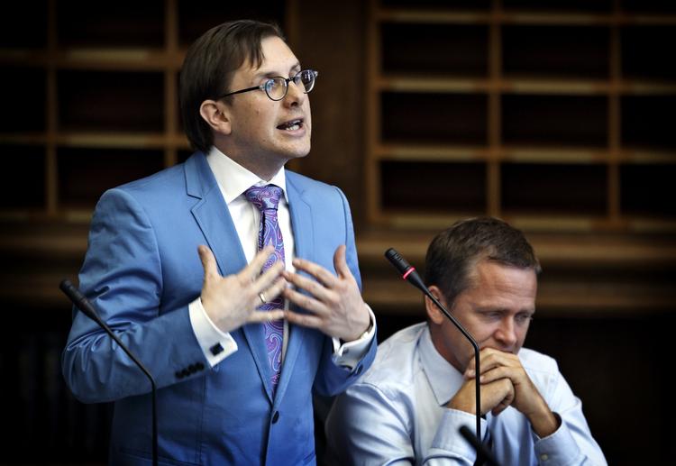 FORHANDLINGER. To af Liberal Alliances fire folketingsmedlemmer til afslutningsdebat i Folketingssalen. Nu er de klar til forhandlinger om regeringens vækstpakke. 