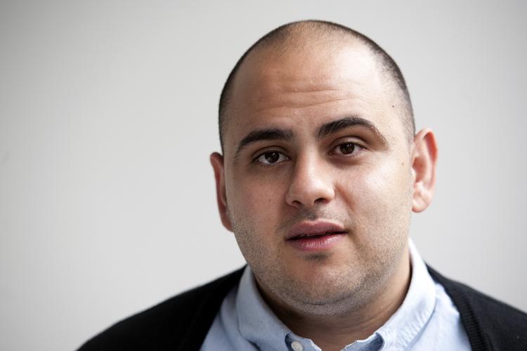 Debutant. Tarek Omar er aktuel med sit første skønlitterære værk. Novellesamlingen »MuhameDANEREN« udkommer i dag. 