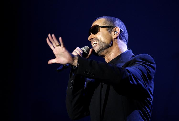 KLAP. Den britiske popstjerne  George Michael spiller hele fire  koncerter i Danmark den kommende uge. Her er han fanget på premiereaftenen i Prag på turneen 'Symphonica'. 